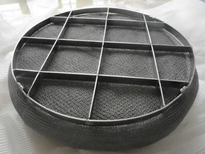 Un morceau de tampon de retrait avec une grille sur le dessus. Et la grille est divisée en 16 sections.