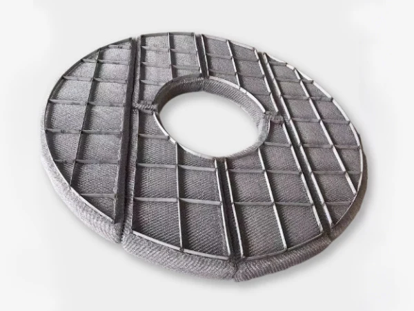 Embedded demister pad is made to circle shape.