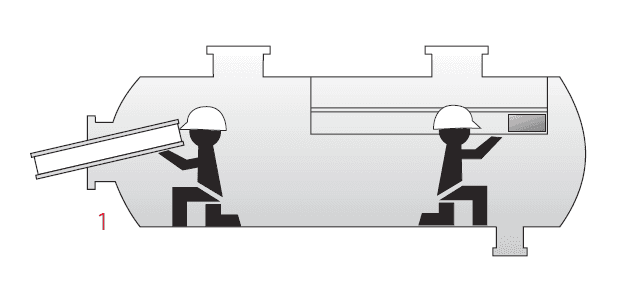 Один рабочий переносит одну секцию горизонтальной тумбы, а другая работа устанавливает другую секцию в правую сторону горизонтального сосуда.