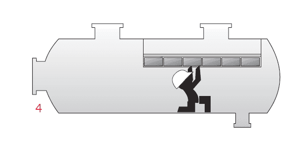 Ein Arbeiter installiert alle Abschnitte des horizontalen Demister-Pads in das horizontale Schiff.