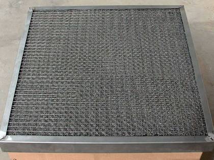 A knitted mesh filter is made of round wires and welded supporting grill.