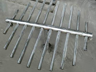Un distribuidor de líquido tipo tubería perforada se coloca en el suelo.