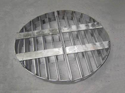 一塊鍍鋅填料支撐格柵板分為兩部分,鋼筋焊接在板上。