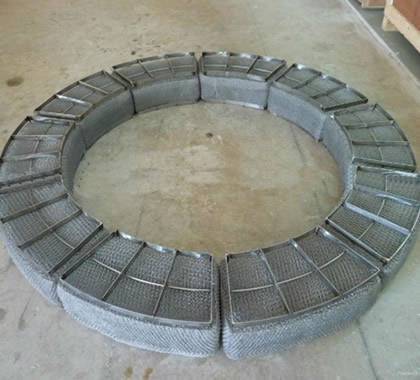 Una almohadilla de acero inoxidable con forma de anillo en el suelo.