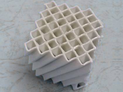 Прямоугольная форма керамической структурированной упаковки на синем фоне.