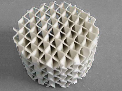 Круглая форма керамической структурированной упаковки на синем фоне.
