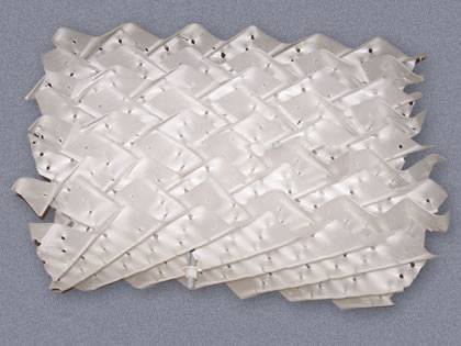 Un embalaje estructurado de plástico de forma rectangular sobre el fondo gris.