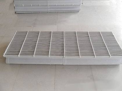 Eine rechteckige Form Kunststoff Flügel Demister Pad auf dem Boden.