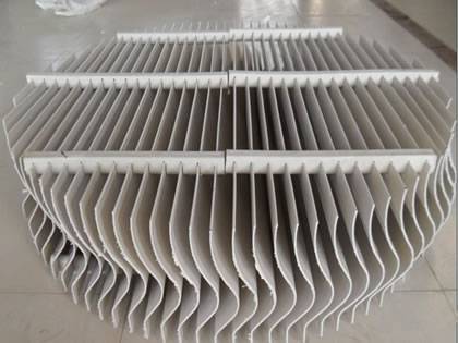 Eine runde Form Plastiks chaufel Demister Pad auf dem Boden.